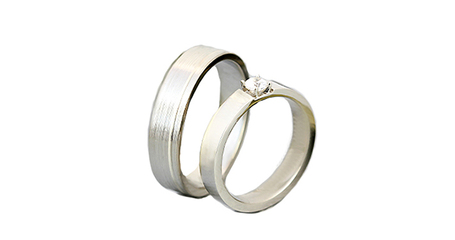 ко078 Кольца обручальные. Женский вариант - с камнем.