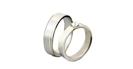 ко078 Кольца обручальные. Женский вариант - с камнем.