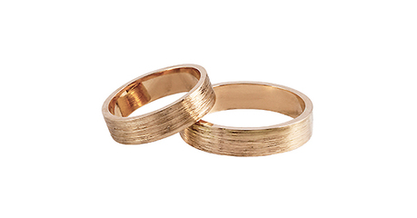 ко088 Плоские обручальные кольца с активной продольной фактурой 
