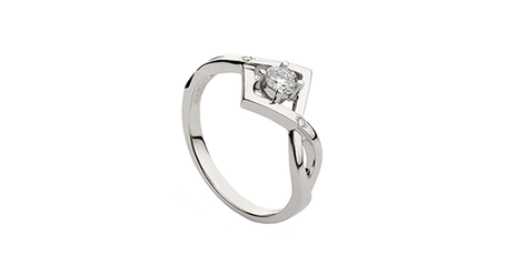 кц065 Кольцо с фианитом в белом цвете металла.