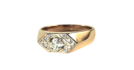 кц235 Женская печатка с фианитами и накладкой из белого золота.