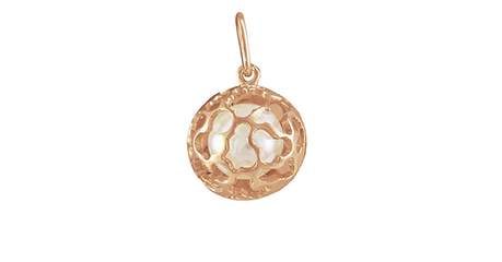 кт353 Золотой подвес с жемчугом в ажурной оправе.