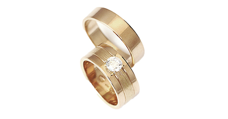 ко077 Глянцевые обручальные кольца с крупным камнем в женском