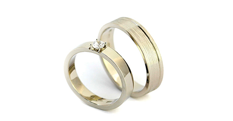 ко078 Кольца обручальные. Женский вариант - с камнем.