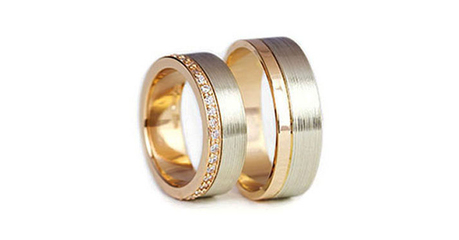 ко102 Комбинированные обручальные кольца с дорожкой камней в женском 
